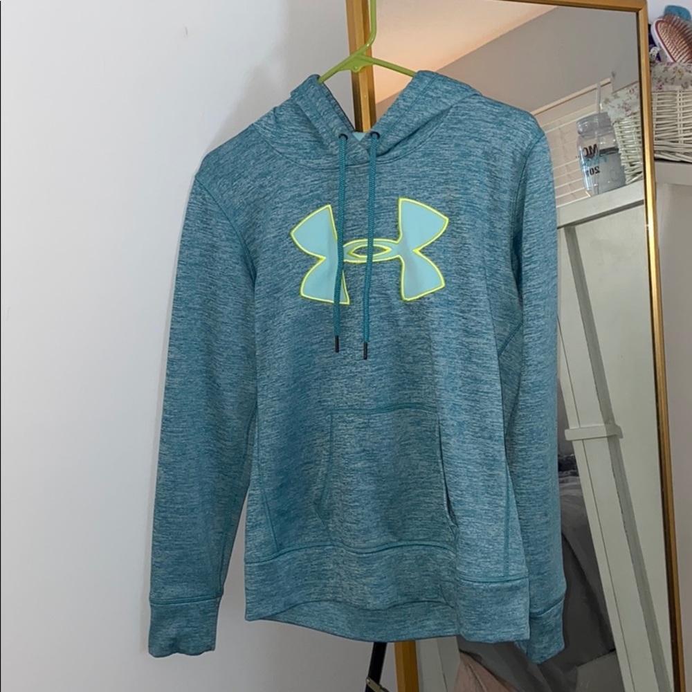 women’s UA sweatshirt